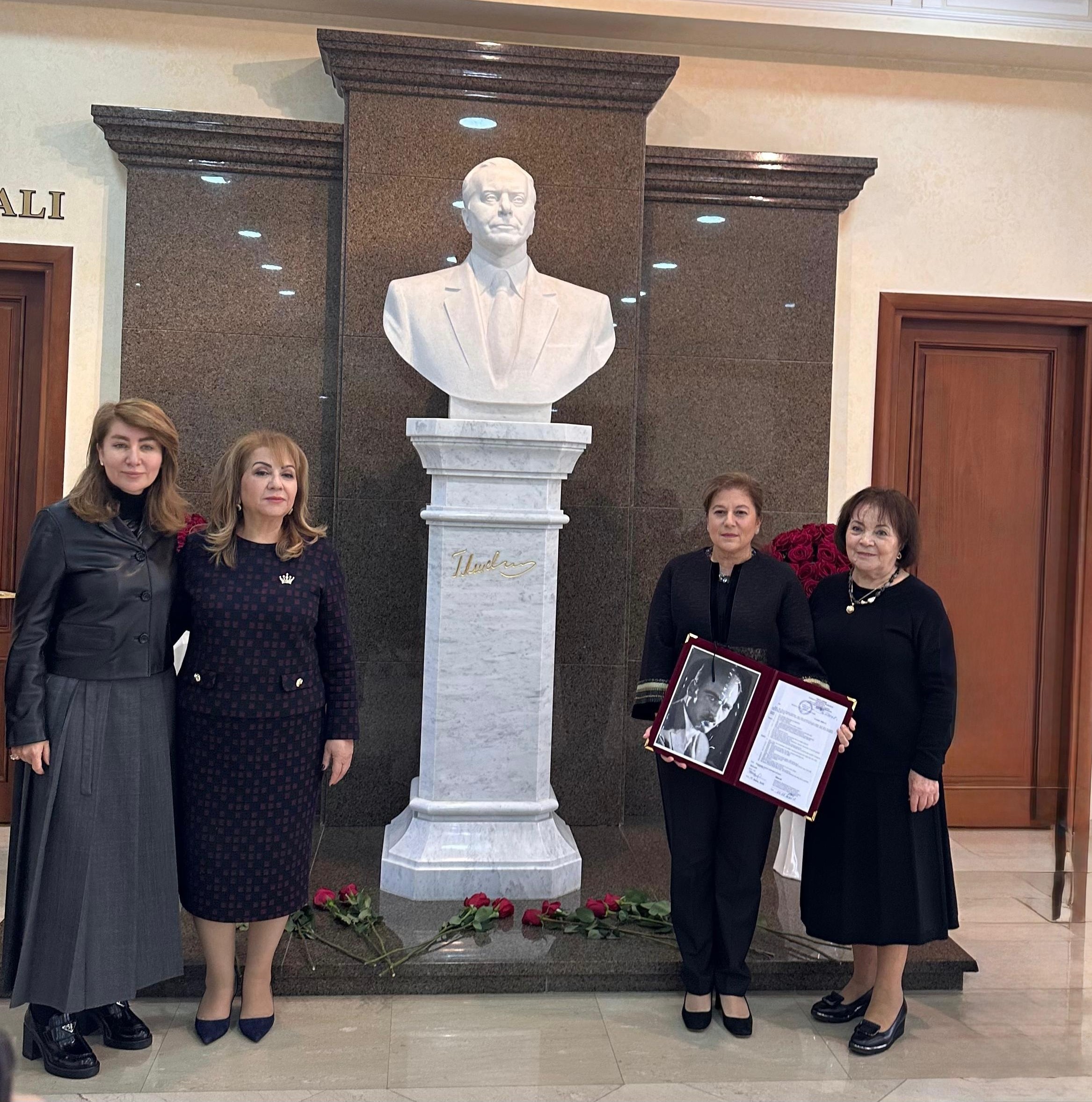 İstanbul Doğançay Muzeyinin eksperti, sənətşünas Bergin Azər və Azərbaycan Rəssamlar İttifaqının və UNESCO nəzdində Beynəlxalq Professional Rəssamlar İttifaqının üzvü, “Miras” qrupunun yaradıcısı Nigar Helmi Azərbaycan Respublikası Prezidentinin İşlər İdarəsinin İctimai-Siyasi Sənədlər Arxivinin qonağı olublar